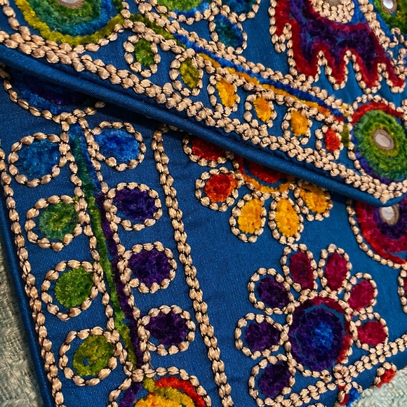 Hand embroidered clutch - Picture 3 of 6